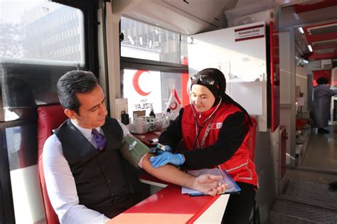 K­ı­z­ı­l­a­y­­ı­n­ ­E­s­e­n­y­u­r­t­­t­a­k­i­ ­K­a­n­ ­B­a­ğ­ı­ş­ı­ ­K­a­m­p­a­n­y­a­s­ı­n­a­ ­F­i­l­i­s­t­i­n­l­i­l­e­r­d­e­n­ ­D­e­s­t­e­k­